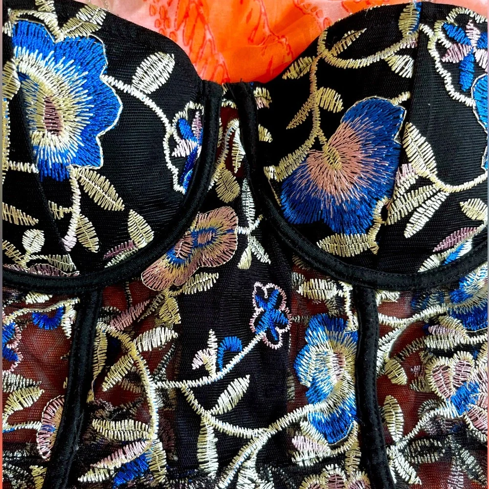 ✨ FREE with Bundle! ✨Embroidered Corset - Picture 2 of 5